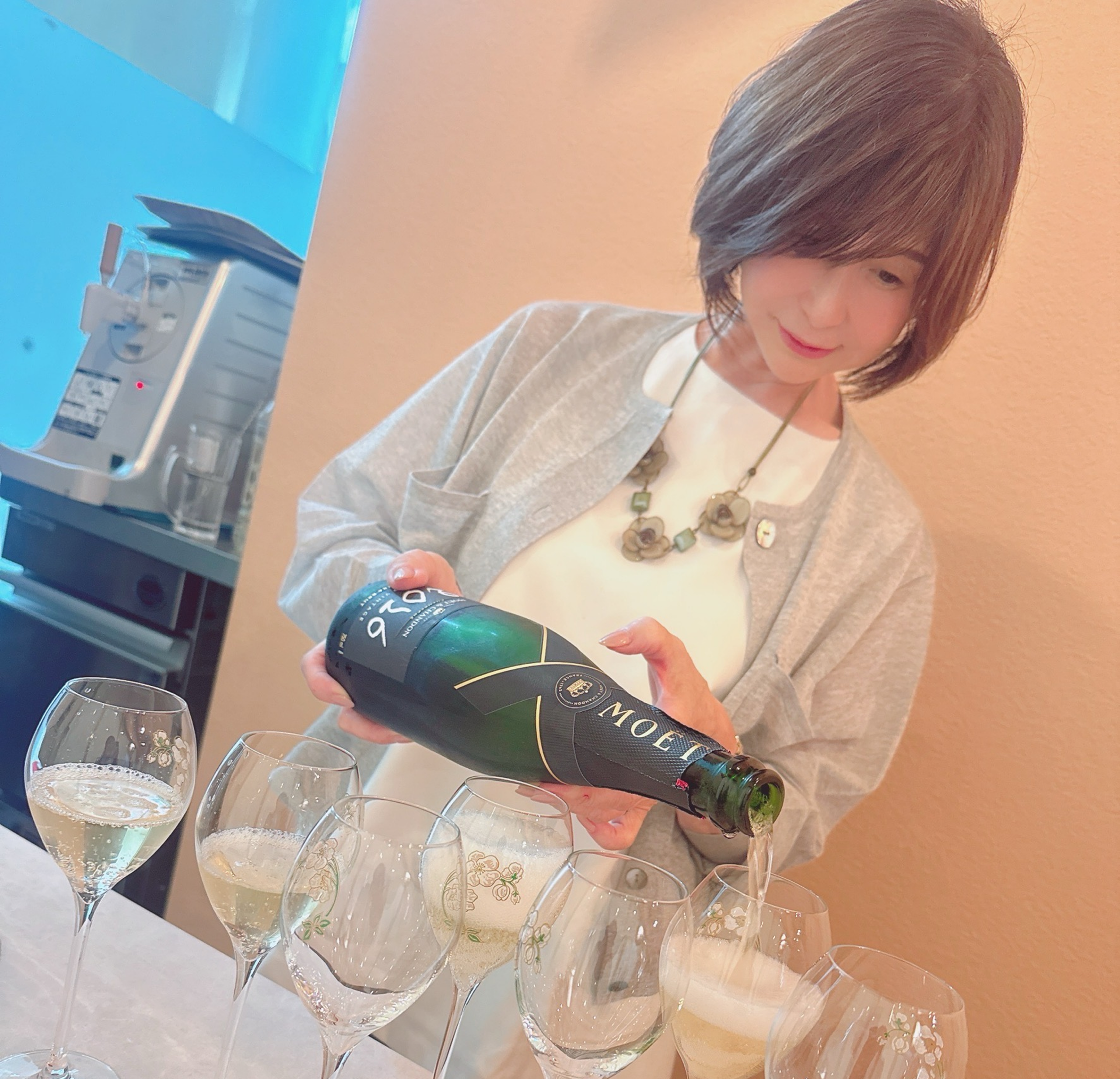 温かな灯りのカウンターに並ぶグラス