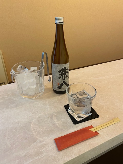 茜のカウンターに並ぶお酒とグラス