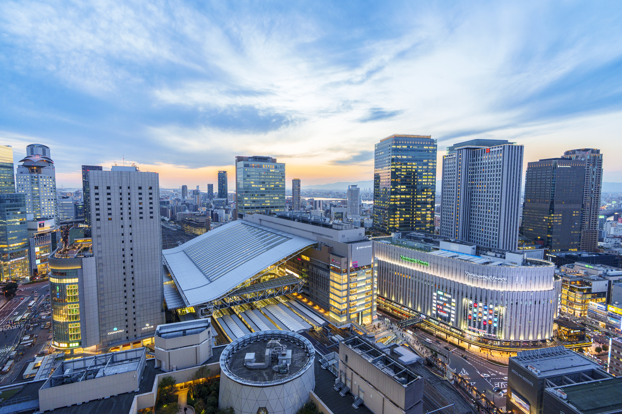 夕暮れの西新宿の高層ビル群